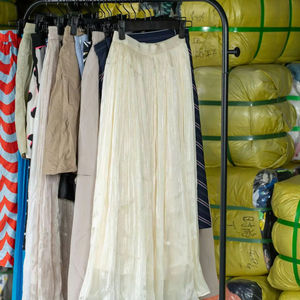 SH05 Ropa de Verano de Moda para Mujer Usada de Buena Calidad, Lote Mixto: Vestidos Largos, Faldas Vaqueras, Pantalones Cortos, Jeans, Pantalones Deportivos, Venta al por Mayor - Product Image 1