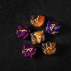 Juego <span class=keywords><strong>de</strong></span> 7 dados poliédricos <span class=keywords><strong>de</strong></span> acrílico con diseño <span class=keywords><strong>de</strong></span> <span class=keywords><strong>runas</strong></span> nórdicas y brillo galáctico personalizado para lecturas <span class=keywords><strong>de</strong></span> tarot, Wicca y prácticas espirituales - Product Image 1