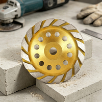 Meule diamantée segmentée pour meulage rapide, idéale pour les projets de rénovation de sols en béton et de murs en pierre
