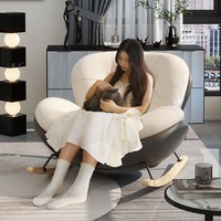 Fauteuil à bascule avec ottoman rembourré en tissu capitonné crème gris, base en forme de traîneau, pour salon, hôtel, appartement, chambre à coucher
