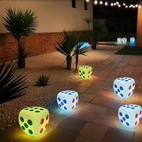 Ensembles de meubles de bar à thème ludique, tables et chaises lumineuses avec design dés, formes polyvalentes pour diverses situations