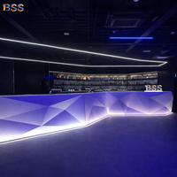 Bar incurvé pour lounge à chicha, comptoir de bar géométrique en surface solide Hanex avec éclairage LED pour restaurant, boîte de nuit, yacht de luxe