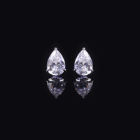 Boucles d'oreilles clous unisexes en moissanite de style Hepburn, taille poire, sertissage griffe d'aigle, disponibles en 0,5/1,5/2 carats, en argent sterling S925