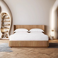 Lit plateforme à panneaux cannelés en noyer avec tête de lit en bois à nervures verticales, mobilier de chambre principale moderne pour villa et gîte, lit double