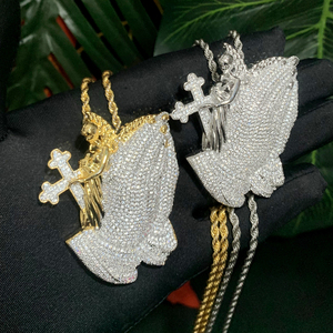 Collier avec pendentif en forme de croix pour hommes, style hip-hop, mains en prière, micro-pavés, zircon cubique 5A, vente en gros - Product Image 3