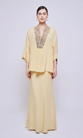 Tenue musulmane 2026 pour l'Aïd/Mariage : Ensemble 2 pièces en satin jaune avec chemisier à col en V orné de perles multicolores et jupe sirène