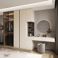 Armoire moderne en verre avec coiffeuse intégrée, miroir éclairé par LED pour chambre à coucher