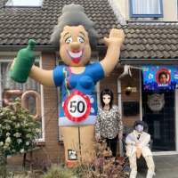 Mascotte gonflable géante de 4 m de haut, de qualité supérieure, en forme de dessin animé néerlandais 'Pensioen Oma' (Grand-mère en retraite), avec éclairage LED, pour publicité d'anniversaire