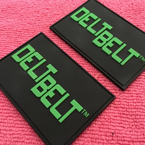 Etichetta in gomma in PVC fatta a mano per gilet, etichetta logo in gomma con canale da cucire - Product Image 6