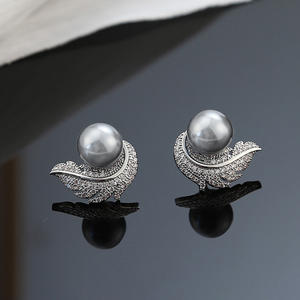 Pendientes de Cristal Gris E4152 con Diseño de Pluma, Plata 925, Clásicos para Mujer, Uso Diario - Product Image 4