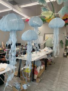 Décoration suspendue en organza de soie en forme de méduse pour événements intérieurs et extérieurs, design détachable - Product Image 2