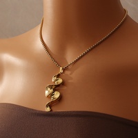 Collier de serpent serpent irrégulier de vague torsadée géométrique à la mode Collier de ruban en acier inoxydable plaqué or 18 carats Collier abstrait