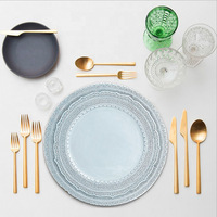 Assiette en porcelaine de 13 pouces, style romantique français, avec dentelle et relief rétro, non toxique, de style occidental européen moderne, pour personnalisation de fête