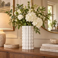 Vase à fleurs en céramique imprimé en 3D avec texture géométrique en relief et bord ondulé