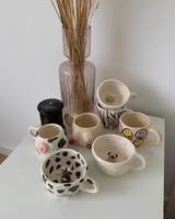 Tasse à thé ou à café en céramique irrégulière peinte à la main, nouveau design 2026, tasse amusante et originale, vente en gros