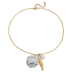 Collier pendentif poisson soleil en acier inoxydable plaqué or 18 carats avec perle d'eau douce et accents or et argent, thème océan - Product Image 5