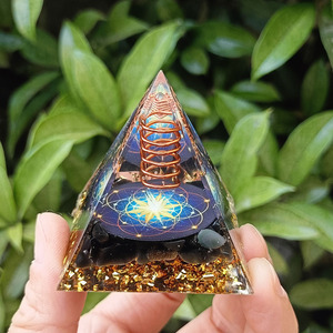 Pyramide en résine époxy avec galets de cristal, ornement de bureau, décoration d'aquarium, cadeau - Product Image 4