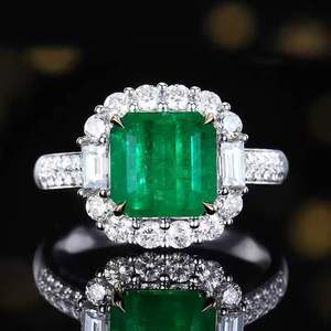 Bague de fiançailles vintage en émeraude naturelle Panjshir, monture halo en or 18 carats avec diamants baguette latéraux et tige pavée de diamants. - Product Image 1