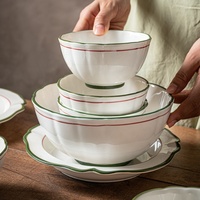 Vaisselle en céramique de style européen en gros d'usine Vaisselle en porcelaine fine Vaisselle en forme de fleur personnalisée