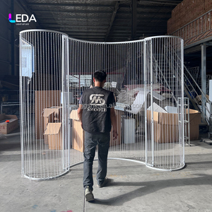 Arco de Boda LEDA con Cortina de Cuentas Colgantes, Gran Arco en Forma de S para Propuesta de Matrimonio - Product Image 3