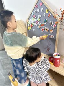 <span class=keywords><strong>Pizarra</strong></span> Magnética de Madera con Soporte |   <span class=keywords><strong>Pizarra</strong></span> Infantil con Forma de Casa |   <span class=keywords><strong>Pizarra</strong></span> de Dibujo y Escritura para Preescolar |   Juguete Educativo DIY - Product Image 2