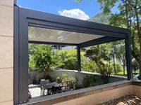 Kits de système de toiture à persiennes en aluminium bioclimatique avec revêtement en poudre imperméable et écran pour gazebo de jardin extérieur