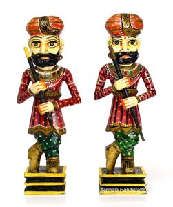 Artesanía en Madera Hecha a Mano, Pintura en Relieve Multicolor, Figura Tradicional India de Guardián de Puerta, Juego de 2 Adornos Decorativos - Product Image 1