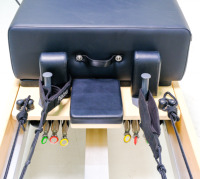 Cama de Pilates con Plataforma Deslizante Doble de Madera de Arce, Riel Externo, Marco de Madera Dura Anti-deformación para Clínica de Fisioterapia