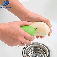 Herbruikbare, draagbare, multifunctionele, anti-aanbak, voedselveilige, plastic borstel voor het bewaren van fruit en groenten in de keuken, in een aangepaste kleur.