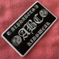 Patch de broderie logo 3D en relief bleu marine, emblème de broderie textile à bordure surplombée pour veste