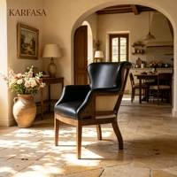 Fauteuil d'appoint moderne du milieu du siècle en cuir avec dossier haut, garniture cloutée, structure en bois et panneau latéral en rotin pour salon et bureau à domicile