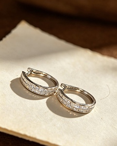 Pendientes de Aro Huggie Xinfly de Oro de 18k con Diamantes Naturales Baguette de 1.00ct, Dos Líneas con Engaste Pavé, Clásicos - Product Image 3