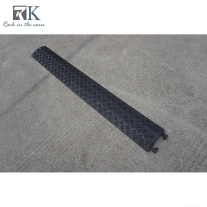 Rampe de protection de câbles en caoutchouc à prix abordable (1000x250x50mm) pour la protection des câbles au sol et la sécurité des événements - Product Image 4