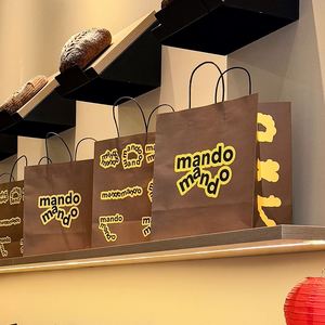 Bolsas de Papel Kraft Biodegradables y Ecológicas Personalizadas con Asas para Empacar Alimentos, Postres, Galletas y Pasteles - Product Image 1