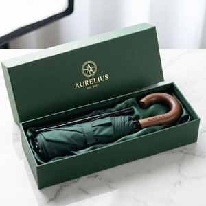 Parapluie pliant de luxe personnalisé, manuel, premium, vert forêt, coupe-vent, avec poignée en bois en forme de J, accessoires et logo - Product Image 1