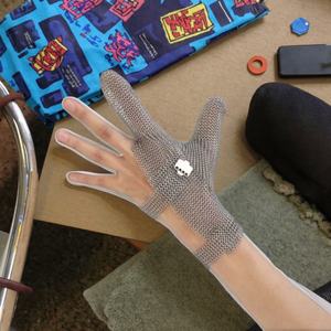 Guante de malla de acero inoxidable de dos dedos, resistente a cortes, estéril, personalizable, venta al por mayor directa de fábrica para trabajos de sastrería - Product Image 1