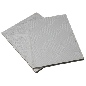 Plaques de plafond décoratives en <span class=keywords><strong>polystyrène</strong></span> carrées modernes 7MM 8MM 9MM avec plafonds artistiques et résistantes à l'humidité - Product Image 1