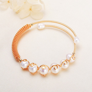 Nouveaux bracelets et joncs de luxe haut de gamme en forme de torsades de pâte frite enveloppées de perles de Zhuji, accessoire de mode, vente en gros - Product Image 3