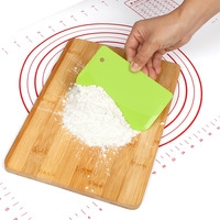 Grattoir à pâte en plastique semi-rond de 13,5 cm (5,31 po) en gros, 5 couleurs, outils de cuisson en vrac pour la cuisine