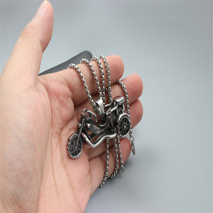 Yunnique – collier pendentif moto en acier inoxydable, cadeau pour hommes et femmes, bijoux à la mode - Product Image 2