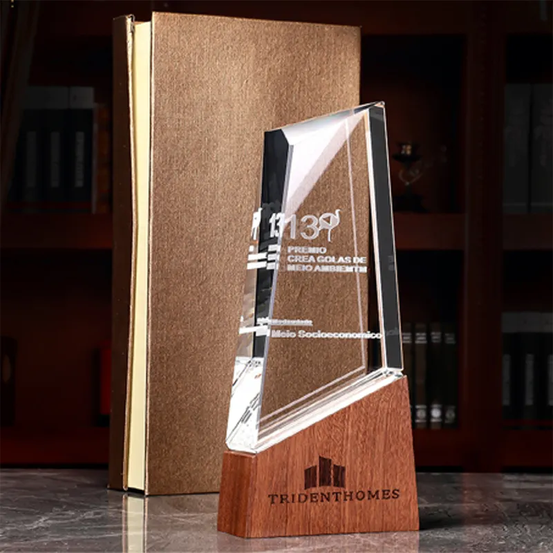 2020 Nieuwe Ontwerp Award Met Custom Lasergravure Kristallen Trofee Met Houten Basis