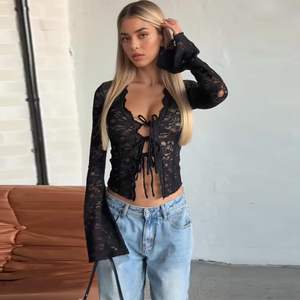 Cardigan en dentelle pour femme, manches longues transparentes, manches évasées, haut court doux et fin avec détail noué à l'avant - Product Image 2