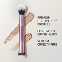 Pinceau de maquillage 1327 Real Technique à poils synthétiques vegan pour surligneur, détails et contour, adapté aux formules liquides, crèmes et poudres