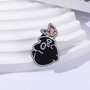 Badges amusants à thème sombre, boule <span class=keywords><strong>de</strong></span> <span class=keywords><strong>charbon</strong></span> noir, décoration papillon rose, épingles <span class=keywords><strong>de</strong></span> dessin animé personnalisées, broches pour vêtements et sacs à dos - Product Image 2