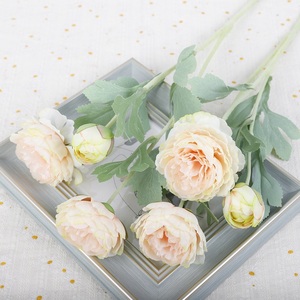 Fiori artificiali a tre teste a forma di ranuncolo stile europeo adatti per la decorazione di matrimonio a casa fotografia di composizione floreale - Product Image 4