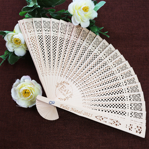 Ventaglio in bambù personalizzato con logo inciso, bomboniera per matrimonio, regalo elegante e personalizzato per invitati e damigelle - Product Image 1