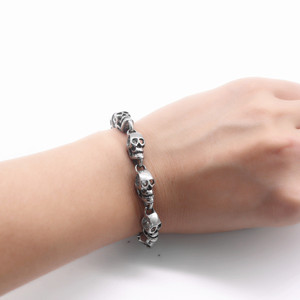 yunnique Pulsera con forma de calavera de acero de titanio, diseño geométrico unisex, joyería de moda - Product Image 4