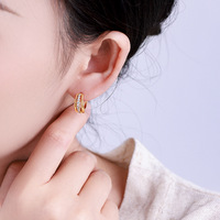 Joyería Xuping al Por Mayor Dubái Aretes de Aro Pequeños Tipo Huggie para Mujer Chapados en Oro de 14K y 18K con Diseño de Flor Cuadrada Congelada a la Moda
