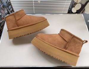 Botas de nieve UGGS para mujer, estilo clásico, lujoso, de alta calidad, impermeables, a la moda y cómodas. - Product Image 4