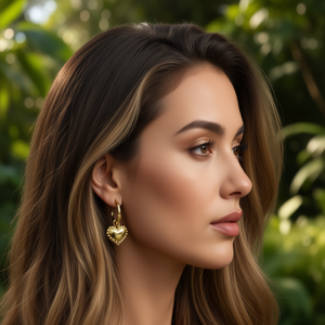 Pendientes Huggie en Forma de Corazón, Acero Inoxidable 316L, Chapado en Oro PVD, Joyería de Moda Sostenible y Resistente - Product Image 3